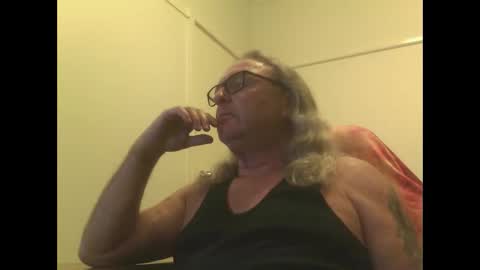 Snapshot of knobout chatting on 03.26.26 knobout online show from 03.26.26