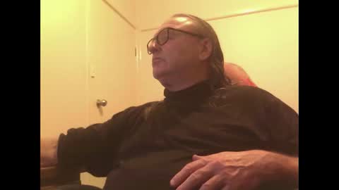 Snapshot of knobout chatting on 05.17.26 knobout online show from 05.17.26