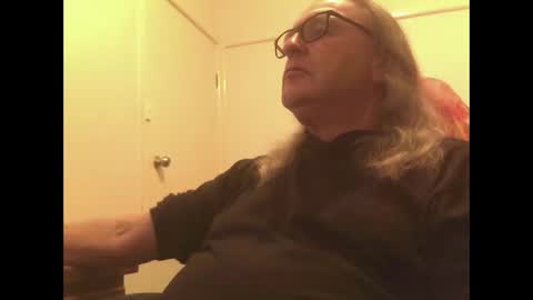 Snapshot of knobout chatting on 05.19.26 knobout online show from 05.19.26