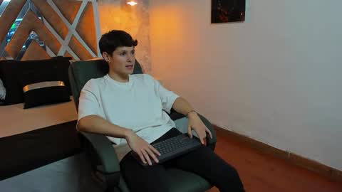 Snapshot of kraven_lust chatting on 09.26.25 Kraven online show from 09.26.25