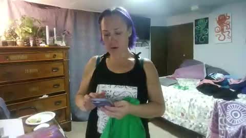 Snapshot of kreamyk420 chatting on 11.10.25 kreamyk420 online show from 11.10.25