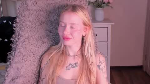 Snapshot of kris_grant chatting on 10.11.25 kris_grant online show from 10.11.25