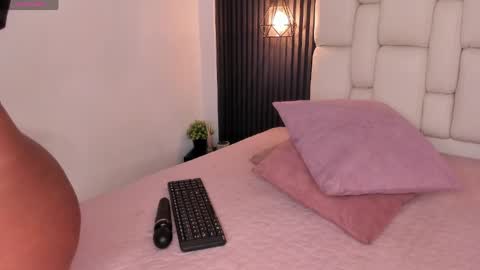 Snapshot of kristakinnky chatting on 05.27.26 BETANIA online show from 05.27.26