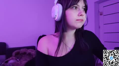 Snapshot of kristibloom chatting on 11.27.25 Christie online show from 11.27.25