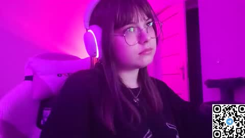 Snapshot of kristibloom chatting on 12.14.25 Christie online show from 12.14.25