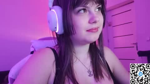 Snapshot of kristibloom chatting on 12.18.25 Christie online show from 12.18.25