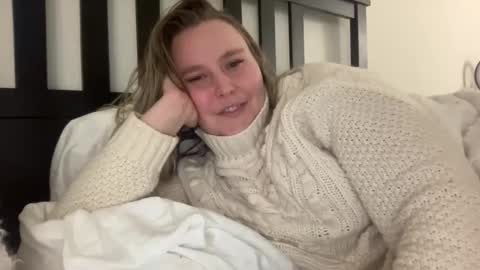 Snapshot of kristicutiez chatting on 12.30.24 Kristi 3 online show from 12.30.24