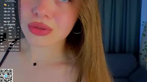 Snapshot of kristigroune chatting on 10.10.25 Zara online show from 10.10.25