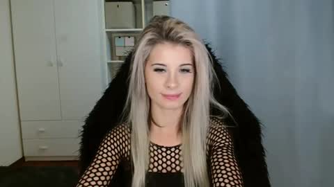 KristineAmore online show from 11.19.25