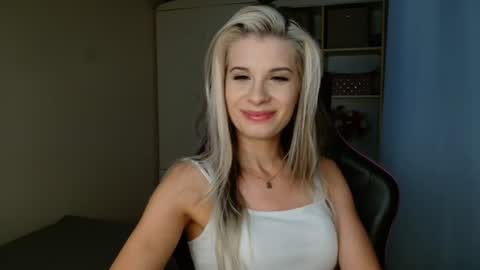 Snapshot of kristineamore chatting on 07.25.26 KristineAmore online show from 07.25.26