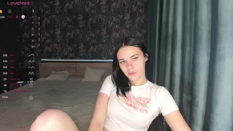 Snapshot of kseni_a chatting on 09.28.25 Ksenia online show from 09.28.25