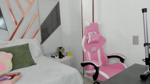 Snapshot of kuitty_sara chatting on 10.20.25 SARA online show from 10.20.25