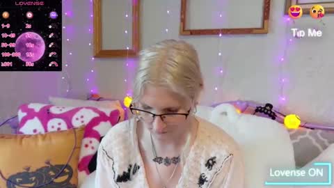 Snapshot of kunzitegoddess chatting on 09.25.25 Samantha online show from 09.25.25