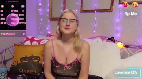 Snapshot of kunzitegoddess chatting on 09.29.25 Samantha online show from 09.29.25