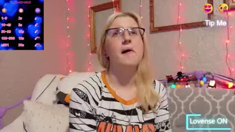 Snapshot of kunzitegoddess chatting on 11.17.25 Samantha online show from 11.17.25