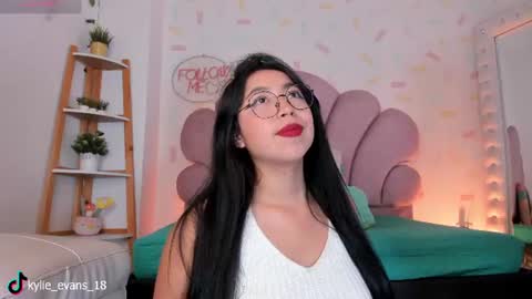 Snapshot of kylie_evans_18 chatting on 07.16.26 Kylie online show from 07.16.26