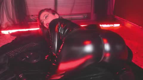 Snapshot of kyliemaxwell chatting on 11.04.25 K Y L I E online show from 11.04.25