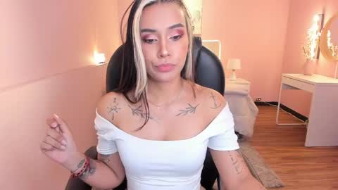 Snapshot of la_monitora chatting on 05.15.26 T A T I A N A online show from 05.15.26