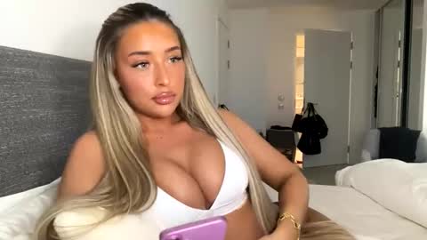Snapshot of lacey_live chatting on 05.01.26 Lacey online show from 05.01.26