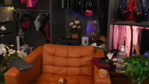 Snapshot of lacie_le_beauty chatting on 12.27.24 Latex Lacie online show from 12.27.24