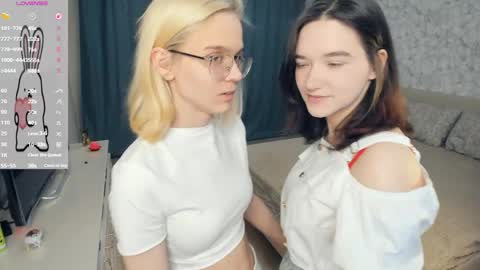 Snapshot of lacyedison chatting on 05.06.26 Violet and Isabel online show from 05.06.26