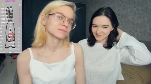 Snapshot of lacyedison chatting on 05.11.26 Violet and Isabel online show from 05.11.26