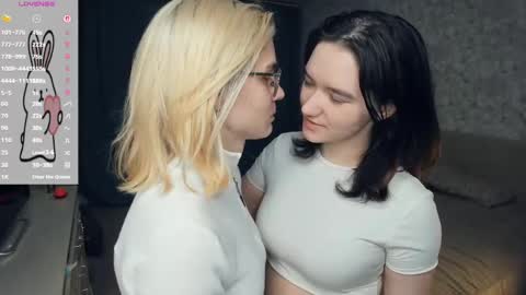 Snapshot of lacyedison chatting on 05.14.26 Violet and Isabel online show from 05.14.26