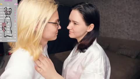 Snapshot of lacyedison chatting on 05.18.26 Violet and Isabel online show from 05.18.26
