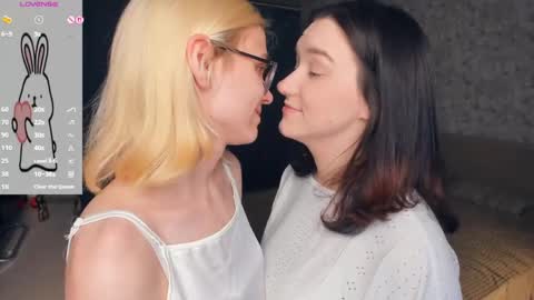 Snapshot of lacyedison chatting on 05.23.26 Violet and Isabel online show from 05.23.26