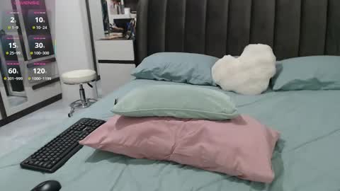 Snapshot of ladii_mia chatting on 04.28.26 Mia online show from 04.28.26