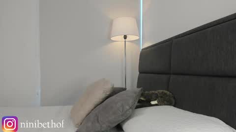 Snapshot of lady_ni chatting on 02.28.25 700 1300 -5 online show from 02.28.25