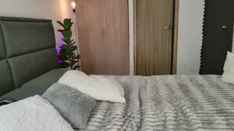 Snapshot of lady_ni chatting on 09.24.25 700 1300 -5 online show from 09.24.25