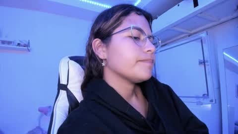 Snapshot of ladybrown_16 chatting on 04.30.26 Lady online show from 04.30.26