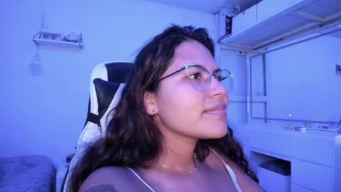 Snapshot of ladybrown_16 chatting on 05.27.26 Lady online show from 05.27.26