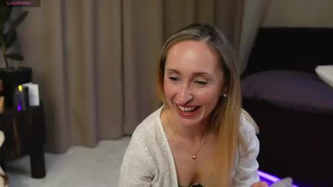 Snapshot of ladyemelymoon chatting on 05.29.26 LadyEmelymoon online show from 05.29.26
