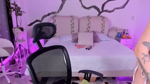 Lady  online show from 10.25.25