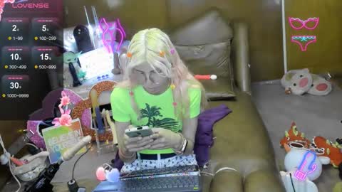 Skinnygirl online show from 11.12.25