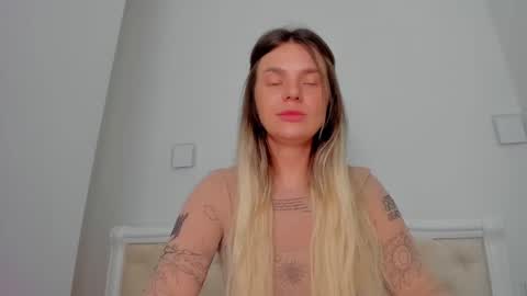 Snapshot of lallie_ chatting on 11.04.25 Lallie online show from 11.04.25