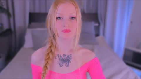 Snapshot of laly_peach chatting on 12.25.24 Laly online show from 12.25.24