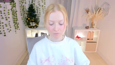 Snapshot of laly_peach chatting on 01.09.25 Laly online show from 01.09.25