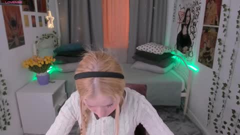 Snapshot of laly_peach chatting on 02.04.25 Laly online show from 02.04.25