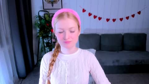 Snapshot of laly_peach chatting on 02.19.25 Laly online show from 02.19.25