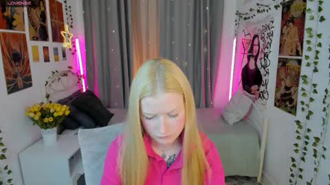 Snapshot of laly_peach chatting on 10.18.25 Laly online show from 10.18.25