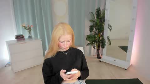 Snapshot of laly_peach chatting on 06.16.26 Laly online show from 06.16.26
