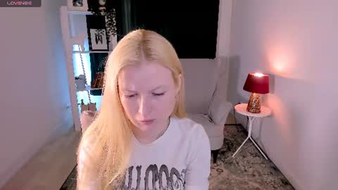 Snapshot of laly_peach chatting on 07.18.26 Laly online show from 07.18.26