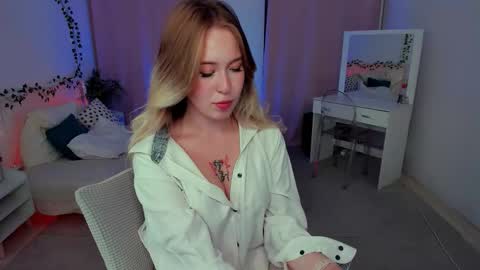 Snapshot of lanaroselle chatting on 09.08.25 Lana online show from 09.08.25