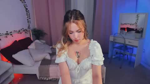 Snapshot of lanaroselle chatting on 11.07.25 Lana online show from 11.07.25