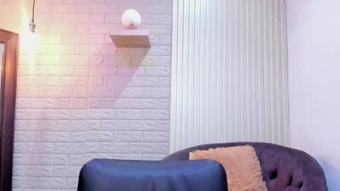 Snapshot of lara_martin chatting on 01.26.25 700 200 online show from 01.26.25