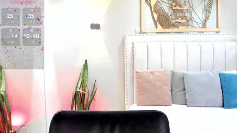 Snapshot of lara_martin chatting on 11.12.25 700 200 online show from 11.12.25