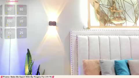 Snapshot of lara_martin chatting on 11.30.25 700 200 online show from 11.30.25